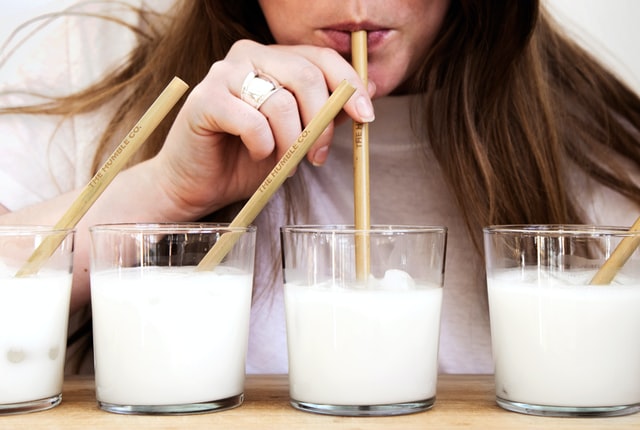 夢見牛奶是什麼意思？