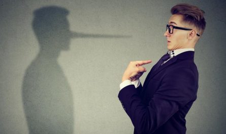 不同類型的謊言、每種謊言的特徵以及通常使用謊言的情況示例