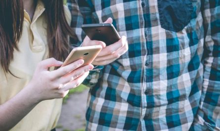 FOMO（害怕錯過）：它是什麼、原因、症狀和治療