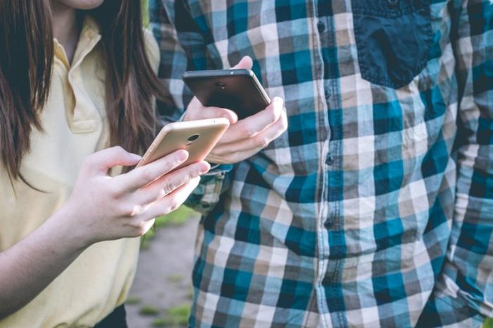 FOMO（害怕錯過）：它是什麼、原因、症狀和治療