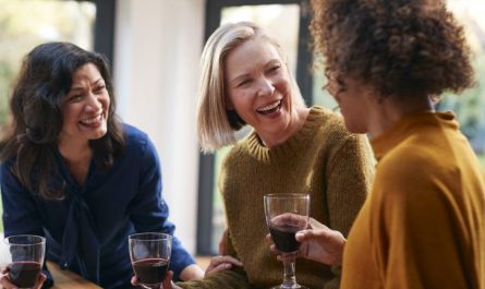 如何在 50 歲時結交新朋友