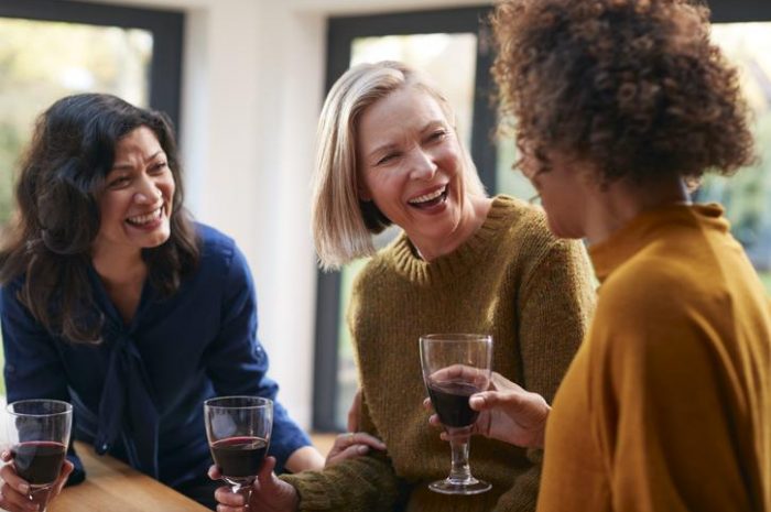 如何在 50 歲時結交新朋友