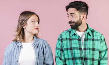 當一個男人看著你，然後低頭時，這意味著什麼