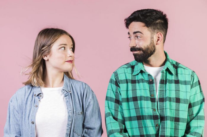 當一個男人看著你，然後低頭時，這意味著什麼