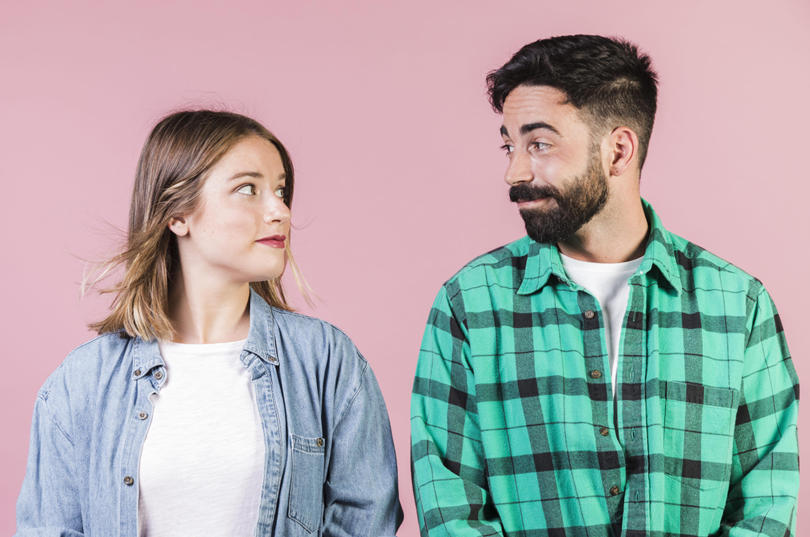 當一個男人看著你，然後低頭時，這意味著什麼