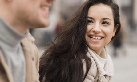 如果一個女人看著你微笑，那代表什麼？