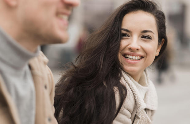 如果一個女人看著你微笑，那代表什麼？