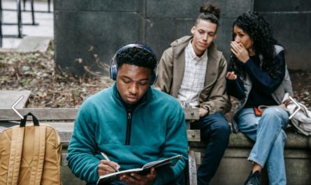 辨識背後被惡意說話的 10 個徵兆，讓你能以智慧和成熟的態度面對