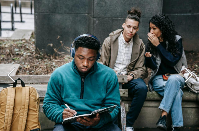 辨識背後被惡意說話的 10 個徵兆，讓你能以智慧和成熟的態度面對