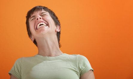 為什麼會無緣無故地笑出聲以及怎麼控制？