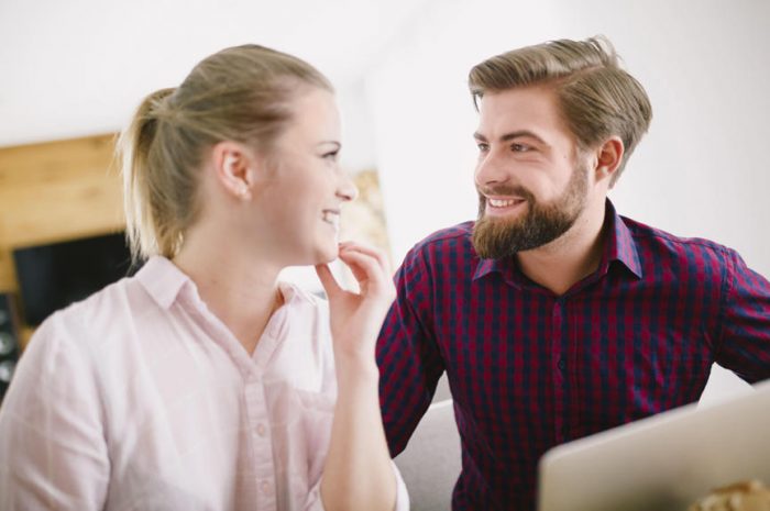 當一個男人盯著你看並且認真時，這代表什麼？