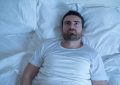 睡眠癱瘓：原因、後果、症狀與治療