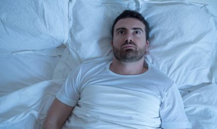 睡眠癱瘓：原因、後果、症狀與治療