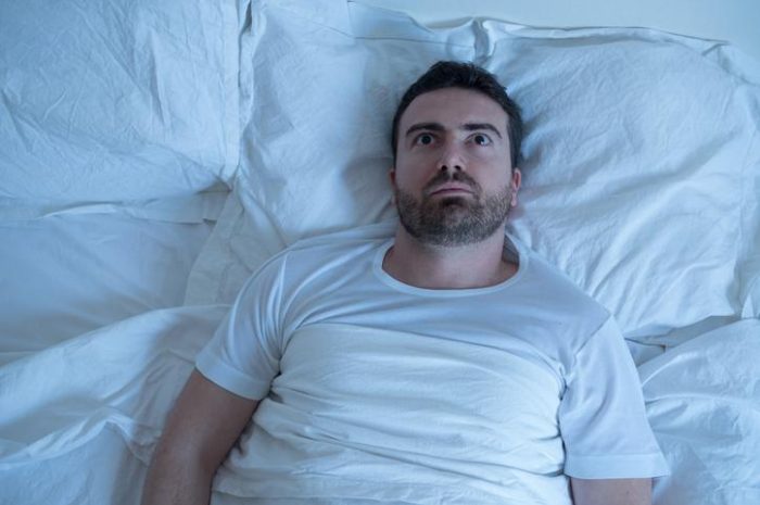 睡眠癱瘓：原因、後果、症狀與治療