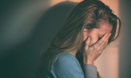 什麼是慢性憂鬱症？症狀、病因和治療