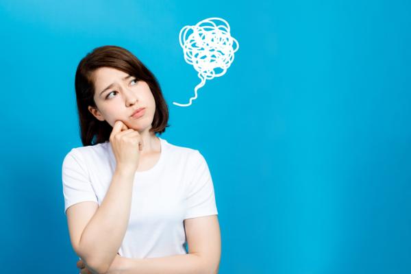 「言語貧乏症」（Alogia）：意義、病因、症狀和治療