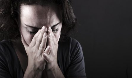 廣場恐懼症（害怕離家）：症狀、成因與治療