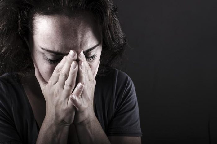 廣場恐懼症（害怕離家）：症狀、成因與治療